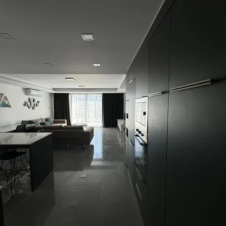 Courtyard 2 Apartment *